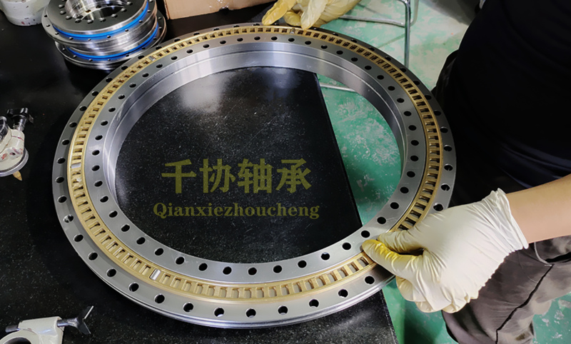 轉(zhuǎn)臺軸承需要預(yù)緊嗎？預(yù)緊的目的和方法